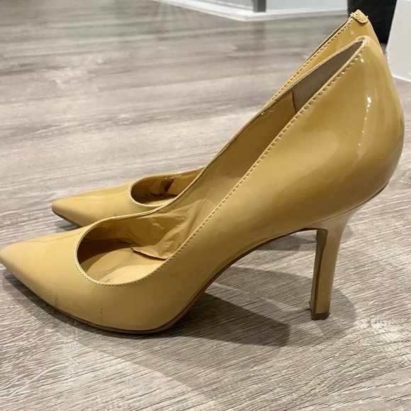 Neutral/nude color patent pumps size 6.5. - Picture 3 of 8